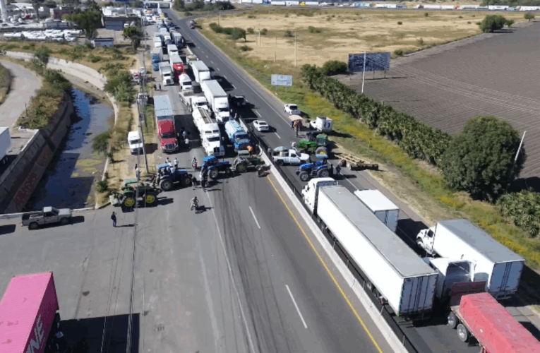 Caos vial en Guanajuato: bloqueos en autopistas por protestas de agricultores, miles varados