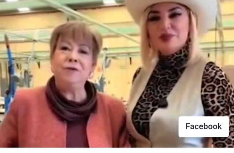 Delegada de Economía genera indignación: Se mofa del sombrero de Carlos Manzo en video viral