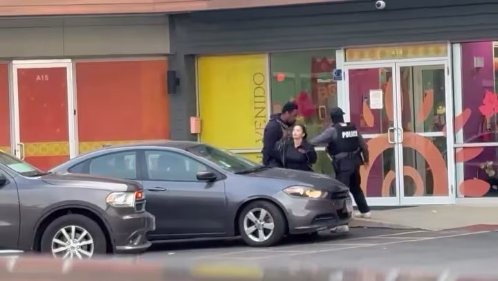 Agentes de ICE irrumpen en kínder de Chicago: arrestan a maestra mexicana y aterrorizan a niños