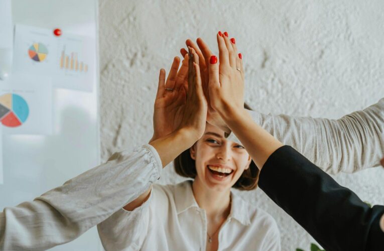 Propósito y liderazgo positivo en equipos híbridos