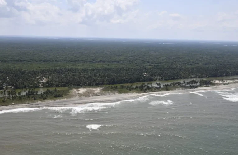 Pemex destina 15 mdp a pescadores mientras persisten dudas sobre origen del derrame en el Golfo