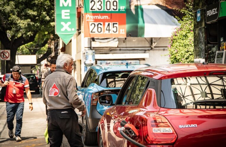 México aplica estímulos fiscales a combustibles y recorta tasa ante incertidumbre por conflicto en Medio Oriente