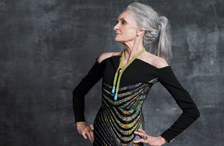 Fallece Daphne Selfe, la modelo británica que trabajó hasta los 97 años
