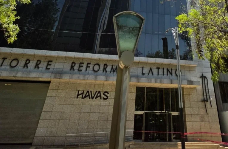 Reportan muerte de mujer tras caída desde balcón en Torre Reforma Latino