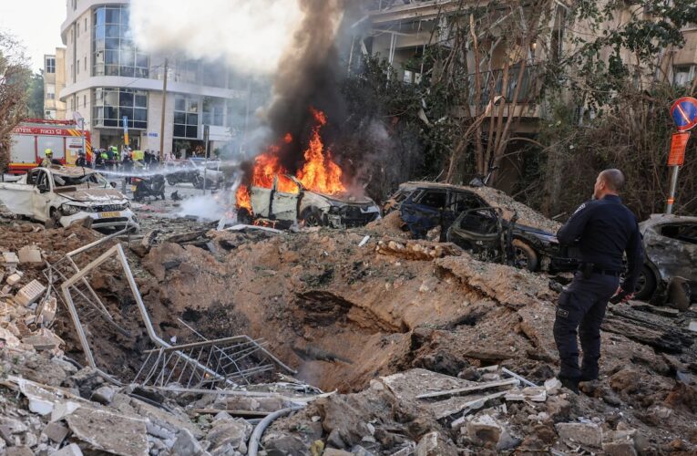 Trump y Irán discrepan sobre existencia de negociaciones mientras petróleo supera los 100 dólares