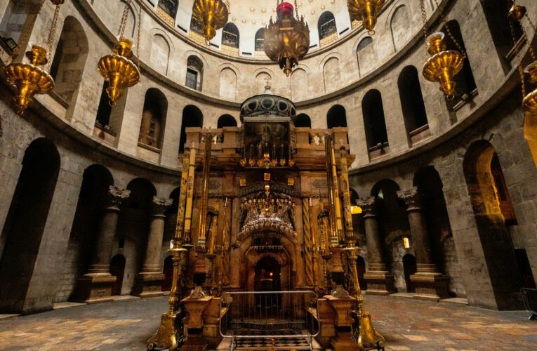 Policía israelí impide acceso del Patriarca Latino de Jerusalén al Santo Sepulcro; Netanyahu autoriza entrada