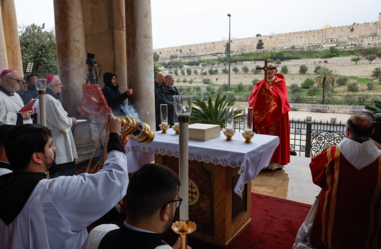 Israel impide al patriarca católico oficiar misa en el Santo Sepulcro este Domingo de Ramos