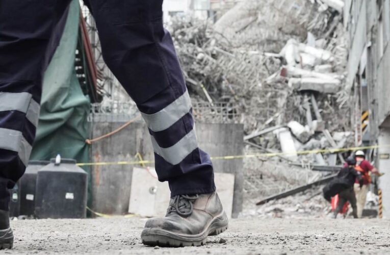 Derrumbe en San Antonio Abad deja 3 muertos y desata conflicto político