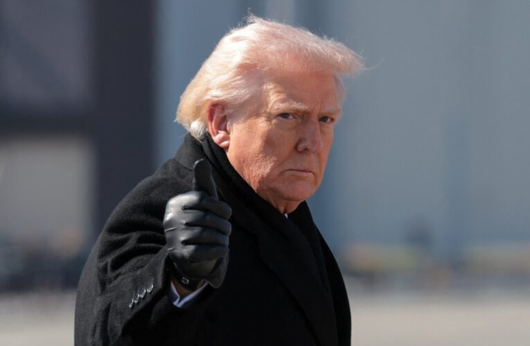 Trump amenaza con desplegar agentes de ICE en aeropuertos por bloqueo presupuestal