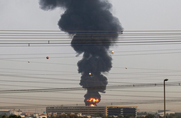 Irán ataca Tel Aviv y EE.UU. golpea en Ormuz; petróleo supera los 103 dólares