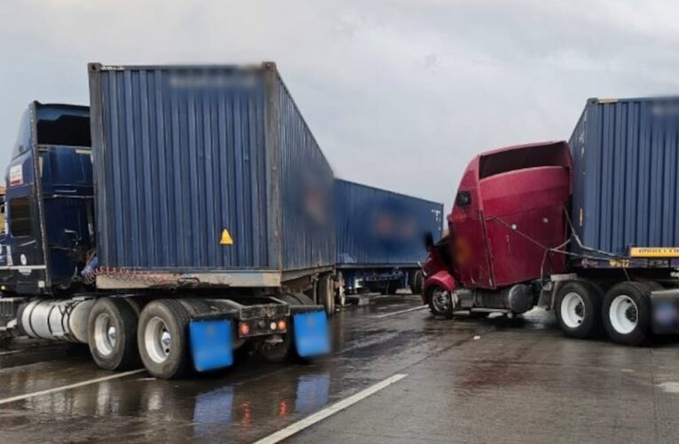 Choque de tráileres en México-Querétaro provoca caos vial con más de siete horas de retraso