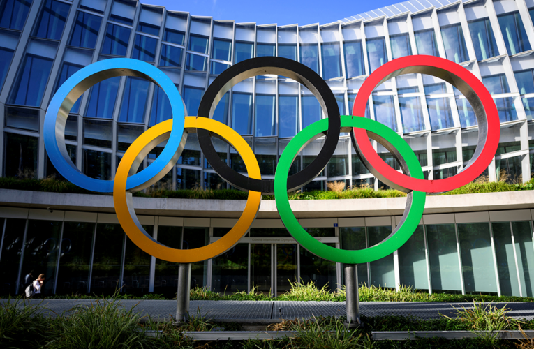 COI anuncia exclusión de atletas transgénero de categorías femeninas desde Juegos 2028