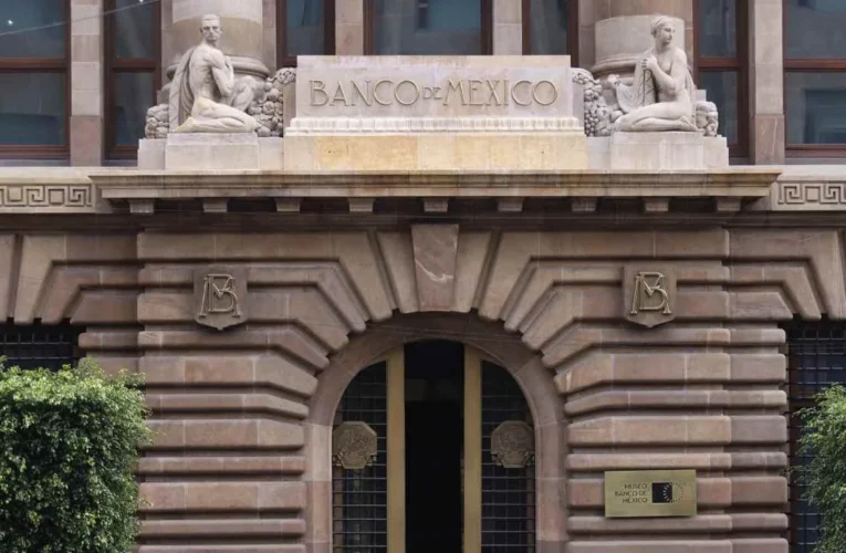Banxico recorta tasa de interés en medio de rebote inflacionario y división interna