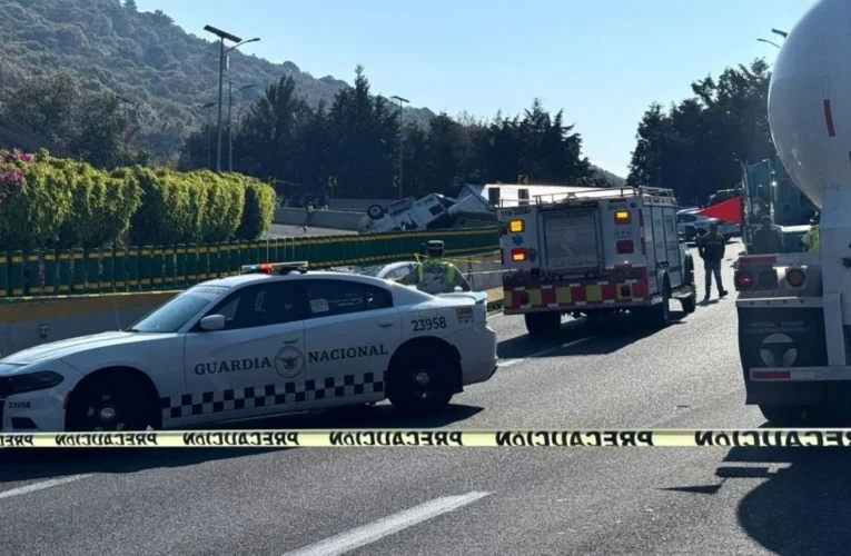 Volcadura de tráiler en La Pera deja un muerto y paraliza la autopista México-Cuernavaca