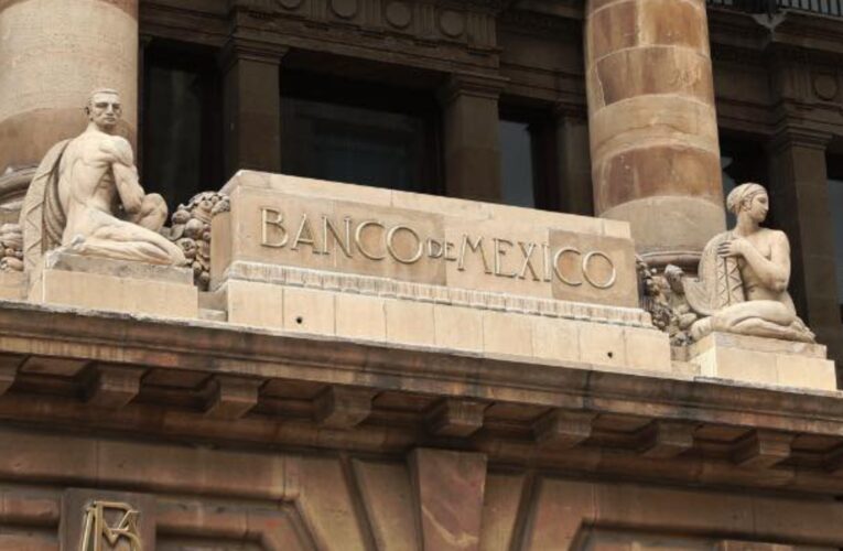 Peso cierra marzo con depreciación de 4% mientras caen ingresos por IVA en febrero