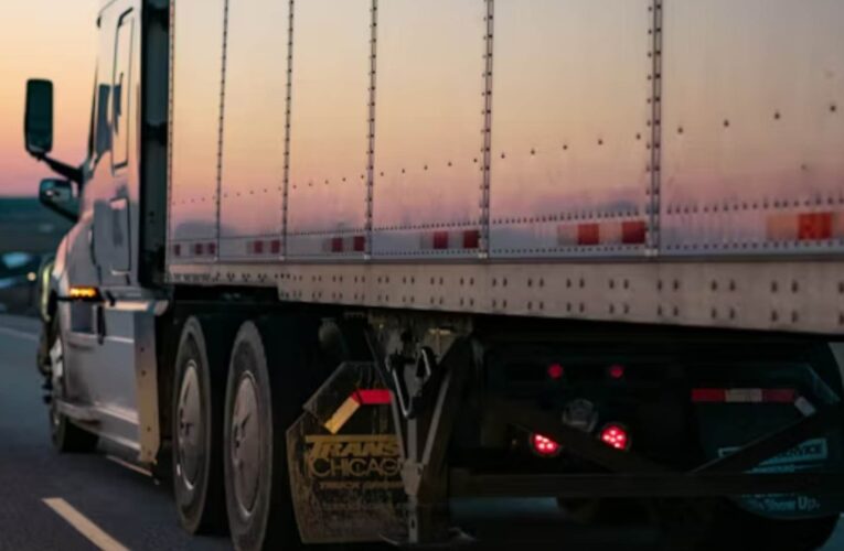 Rescatan a 229 migrantes, incluidos 17 menores, hacinados en tráiler en Xalapa