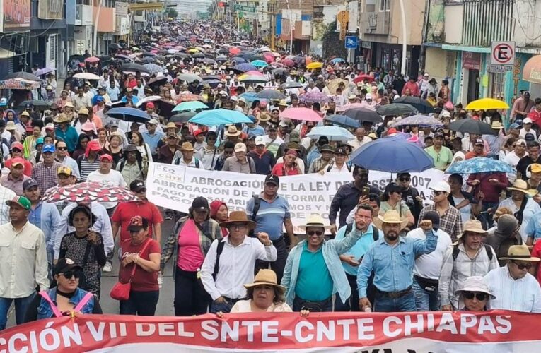 CNTE instala plantón en Zócalo y bloquea garita en paro nacional