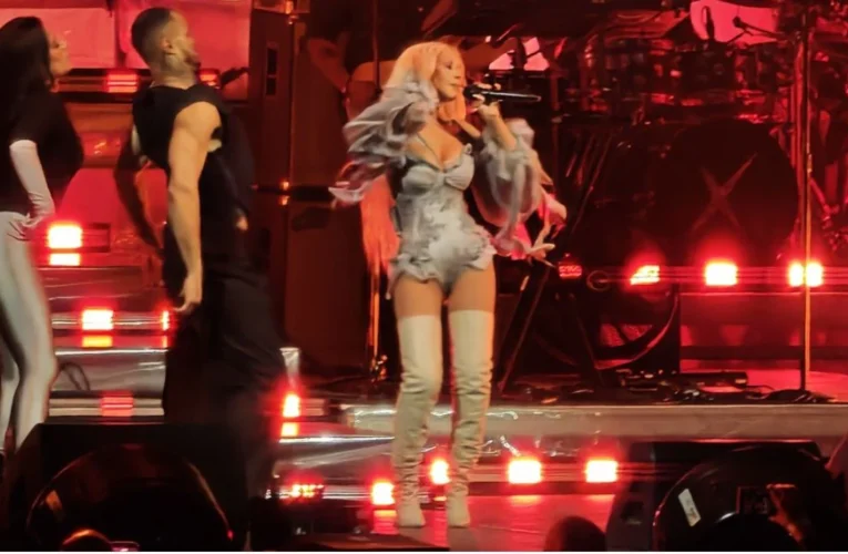 Fans decepcionados por concierto corto y errores de Christina Aguilera en CDMX