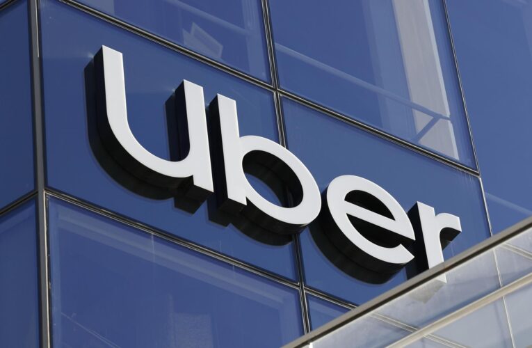 Anuncian alianza entre Uber y taxis concesionados mientras persisten multas en el AICM