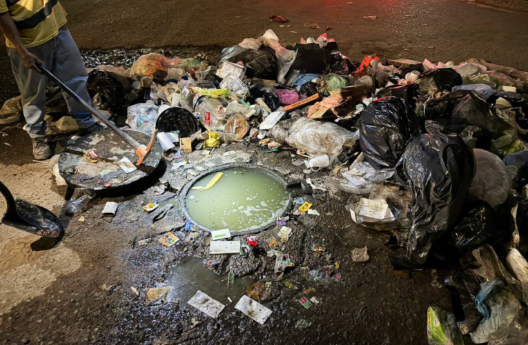 Reportan inundaciones por aguas negras en colonias de Torreón y Gómez Palacio