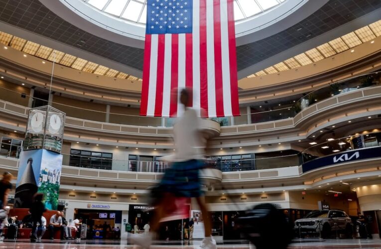 Trump ordena desplegar agentes del ICE en aeropuertos por crisis de TSA tras cierre gubernamental