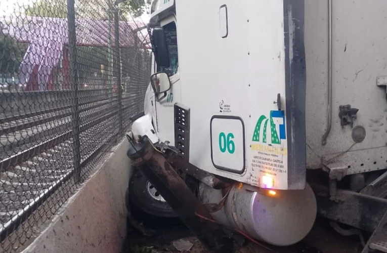 Accidentes de tráiler paralizan transporte en CDMX