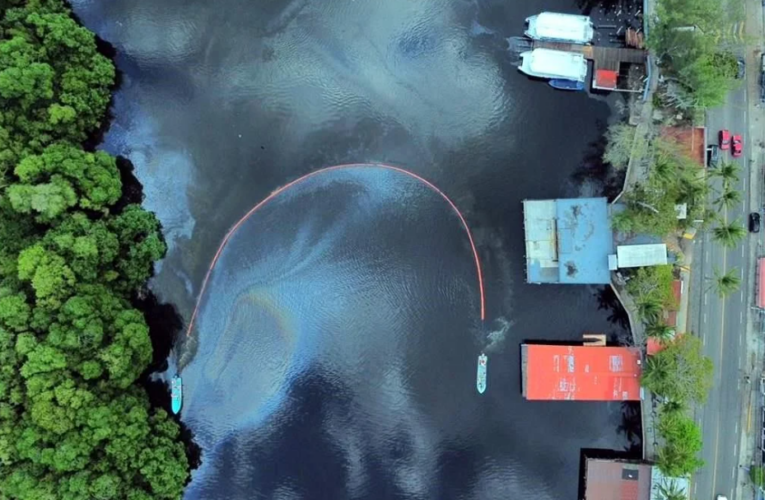 Inicia Semades contención de derrame en Paraíso tras incendio en Dos Bocas; pescadores reportan contaminación