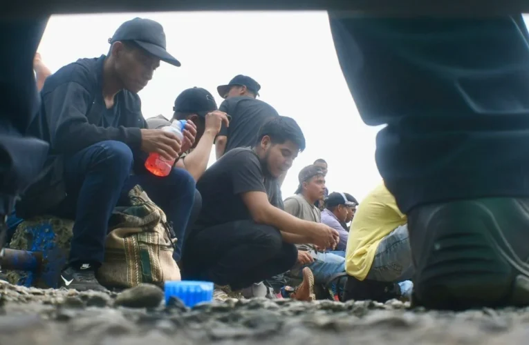 Rescatan a 250 migrantes hacinados en tráiler en Xalapa