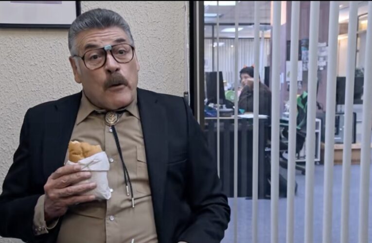 Producción mexicana ‘La Oficina’ logra éxito en Prime Video; Netflix presenta ‘Santita’ con Gael García Bernal