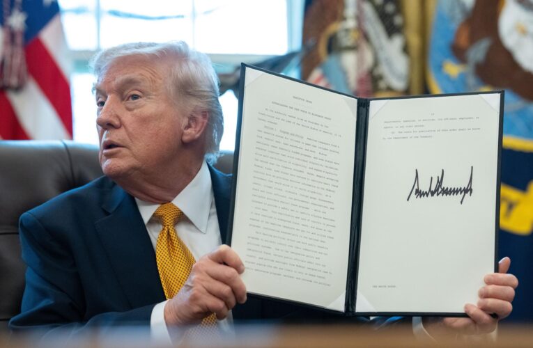Anuncian que firma de Trump aparecerá en nuevos billetes de dólar por 250 aniversario