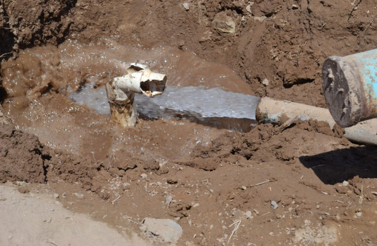 Gómez Palacio: Sideapa combate tomas clandestinas mientras hallan cráneo humano con mensaje de brujería