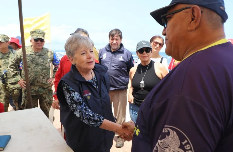 Autoridades atribuyen derrame en Golfo a chapopoteras naturales; limpian 1,300 km mar adentro
