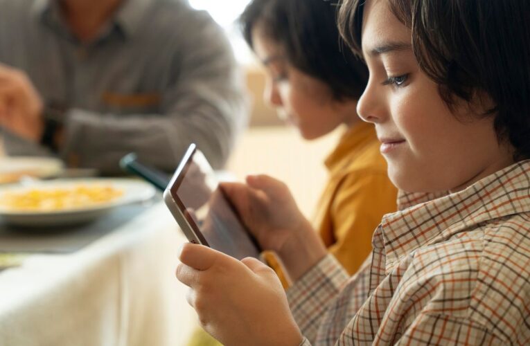 Condenan a Meta a pagar 375 millones de dólares por no proteger a menores en Nuevo México