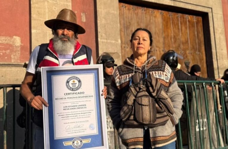 Familiares de desaparecidos entregan réplica de récord Guinness para exigir audiencia con presidenta