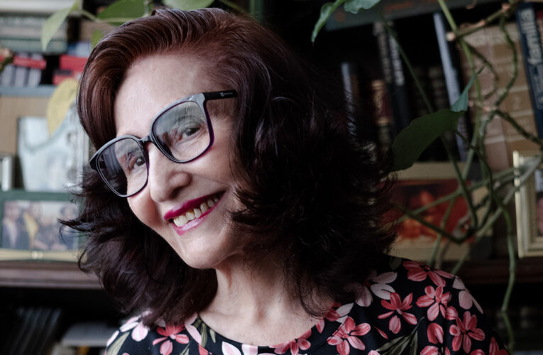 Élmer Mendoza recibe homenaje y reflexiona sobre su carrera literaria