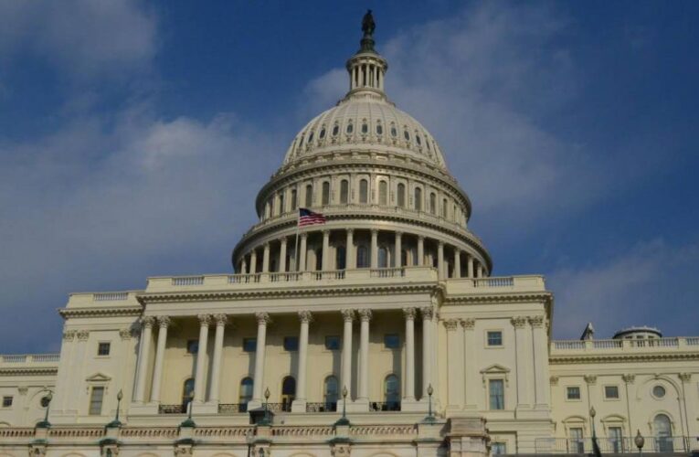 Senado de EU acuerda financiamiento parcial del DHS; Mullin asume como secretario