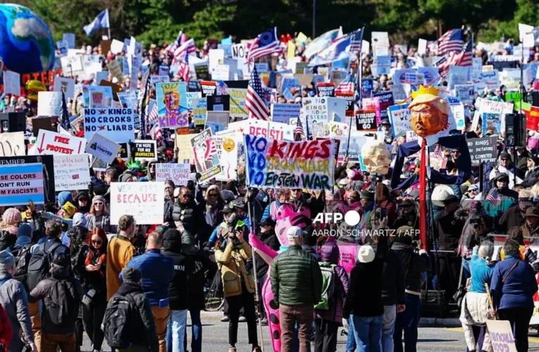 Millones protestan contra Trump en EU; hay más de 80 arrestos y gas lacrimógeno