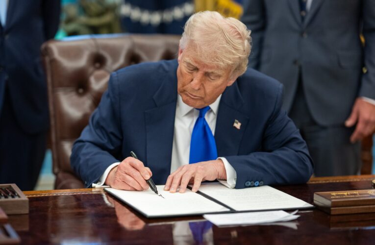 Departamento del Tesoro de EE.UU. incluirá la firma de Donald Trump en billetes de dólar