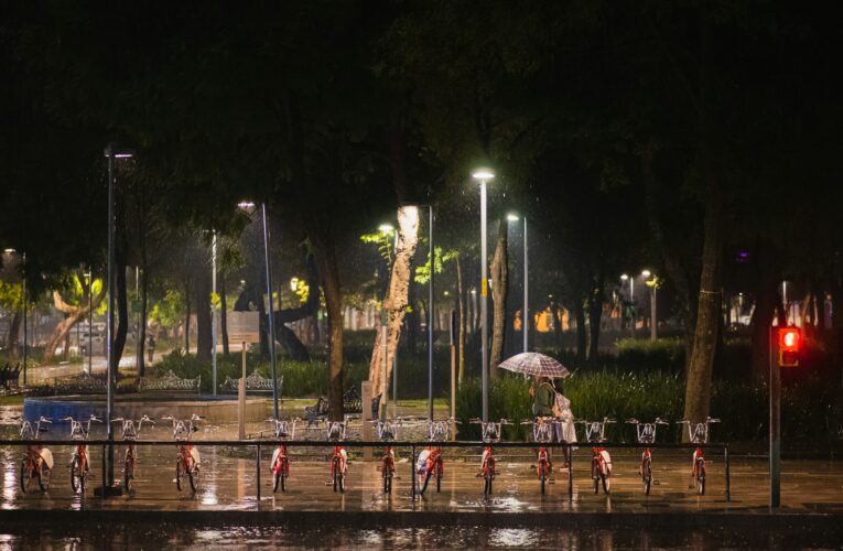 Vientos derriban espectacular en Periférico Sur; activan alerta por lluvias