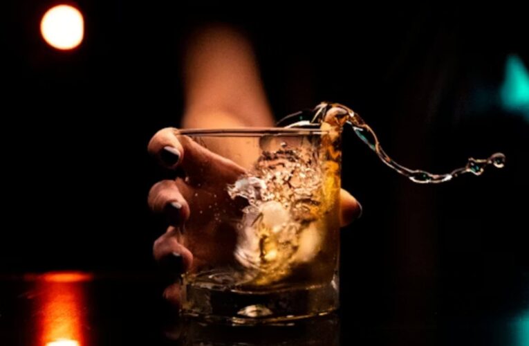 Organizaciones presentan red juvenil contra marketing digital de alcohol y refrescos dirigido a menores