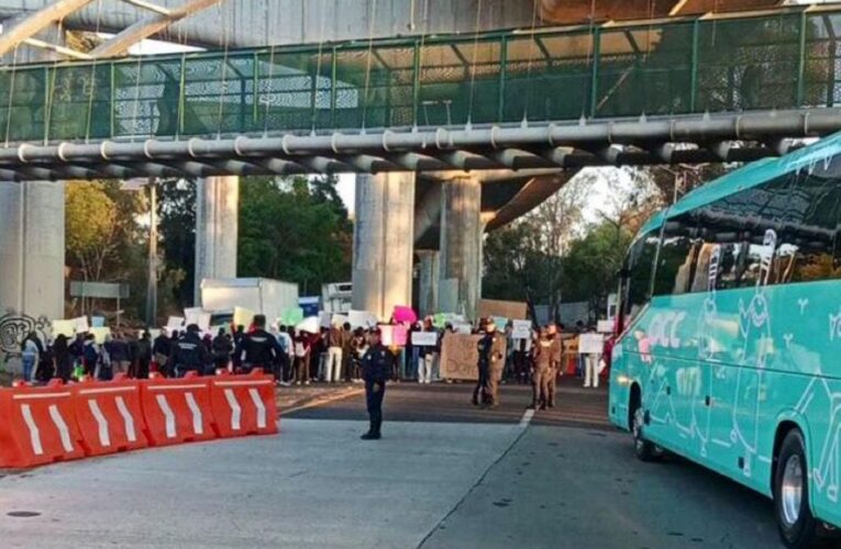 Bloquean autopista México-Cuernavaca por falta de agua en Xochimilco
