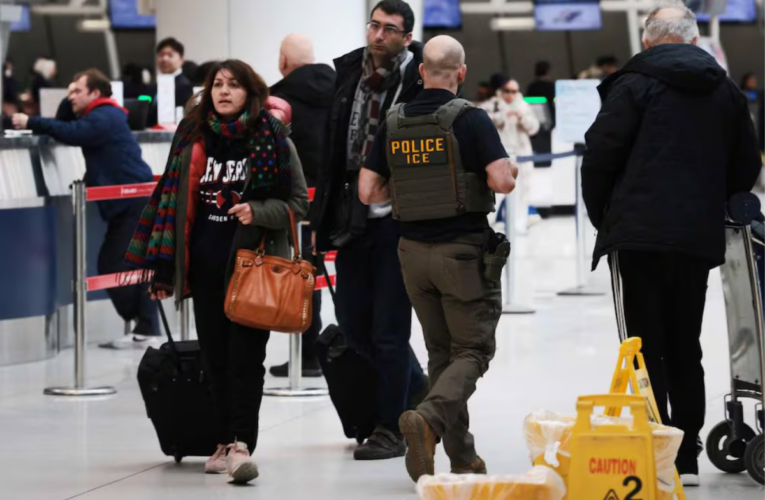 Despliega ICE agentes en 14 aeropuertos de EE.UU. ante crisis de personal en TSA por cierre presupuestario