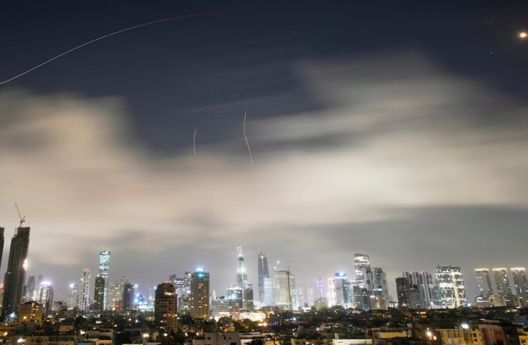 Escalada bélica entre Irán, Israel y EE.UU. dispara el precio del petróleo a 120 dólares