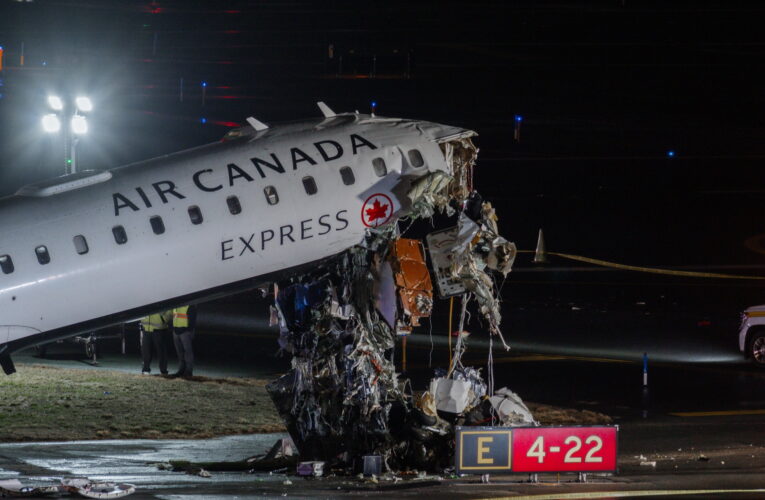 Colisión de avión de Air Canada Express con camión de bomberos deja dos muertos en LaGuardia
