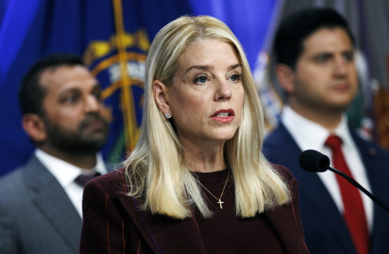 Trump destituye a Pam Bondi como fiscal general y nombra a Todd Blanche como interino
