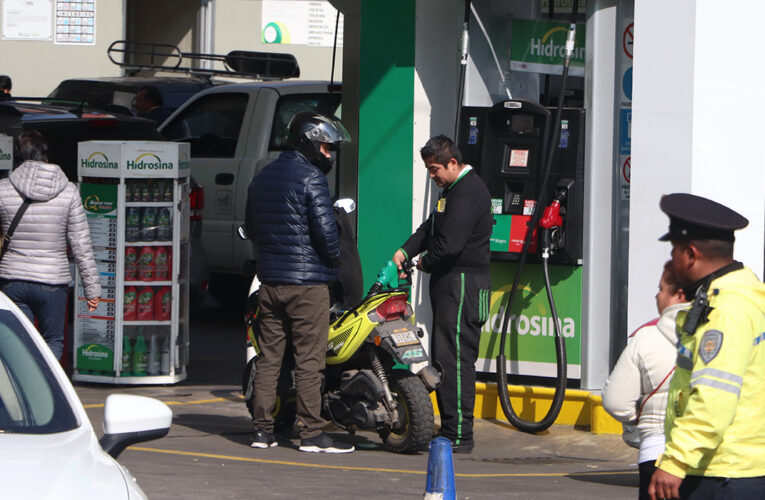 Gobierno y gasolineros acuerdan mantener tope a gasolina y reducir precio del diésel