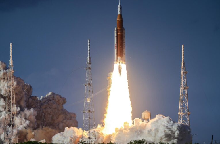 Misión Artemis II abandona órbita terrestre rumbo a la Luna con nombres de desaparecidos mexicanos y reporta fallas técnicas