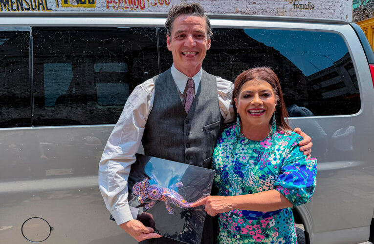 Clara Brugada visita a Pedro Pascal en set de filmación en México para celebrar su cumpleaños