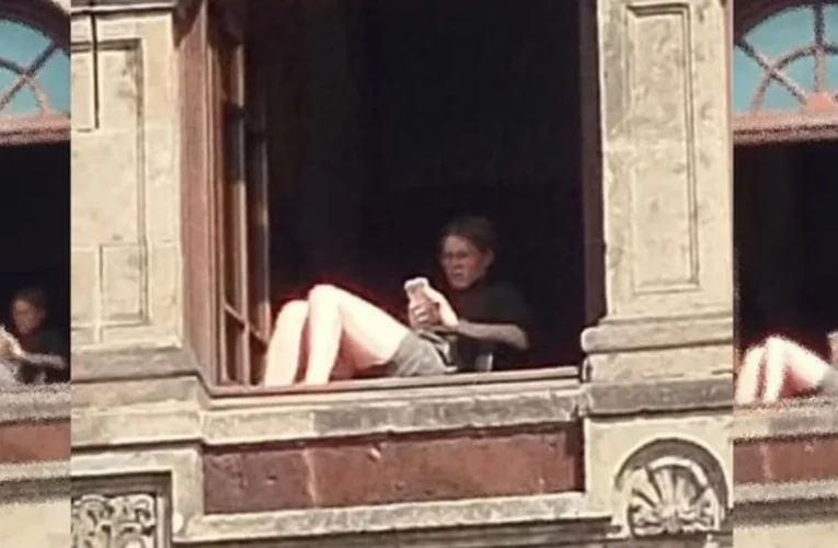Renuncia funcionaria de Hacienda tras video asoleándose en Palacio Nacional