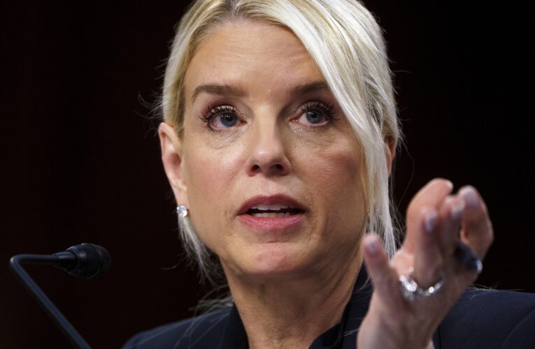 Trump destituye a la fiscal general Pam Bondi por frustración con su gestión